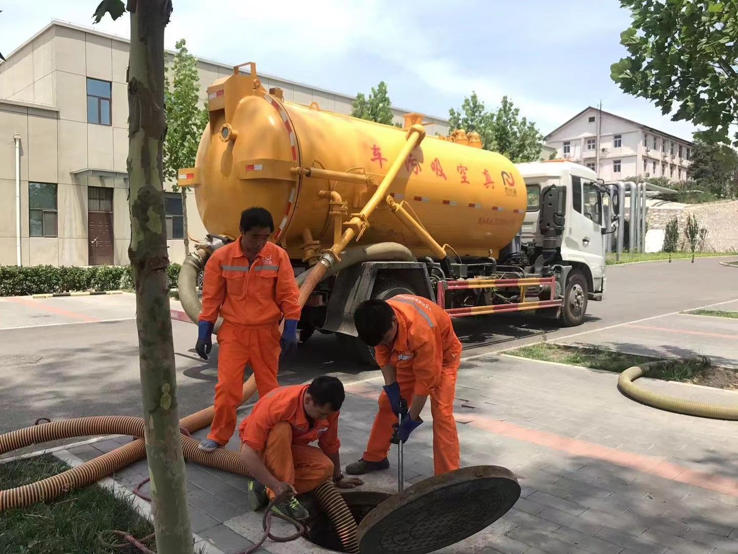 大兴安岭化粪池清理与5-8吨吸粪车施工效率分析